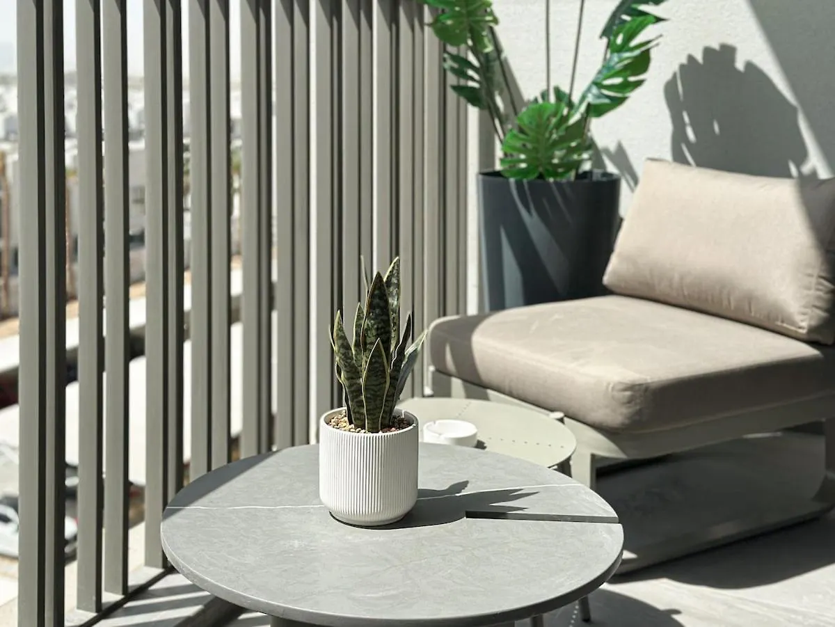 Welhome - Elegant Studio With Skyline Views & Comfort Dubai Apartment